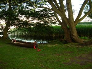 canoa sul lago al tramonto