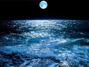 Luna piena sull'oceano