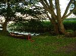 canoa sul lago al tramonto