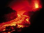 Vulcano in eruzione e fiume di lava